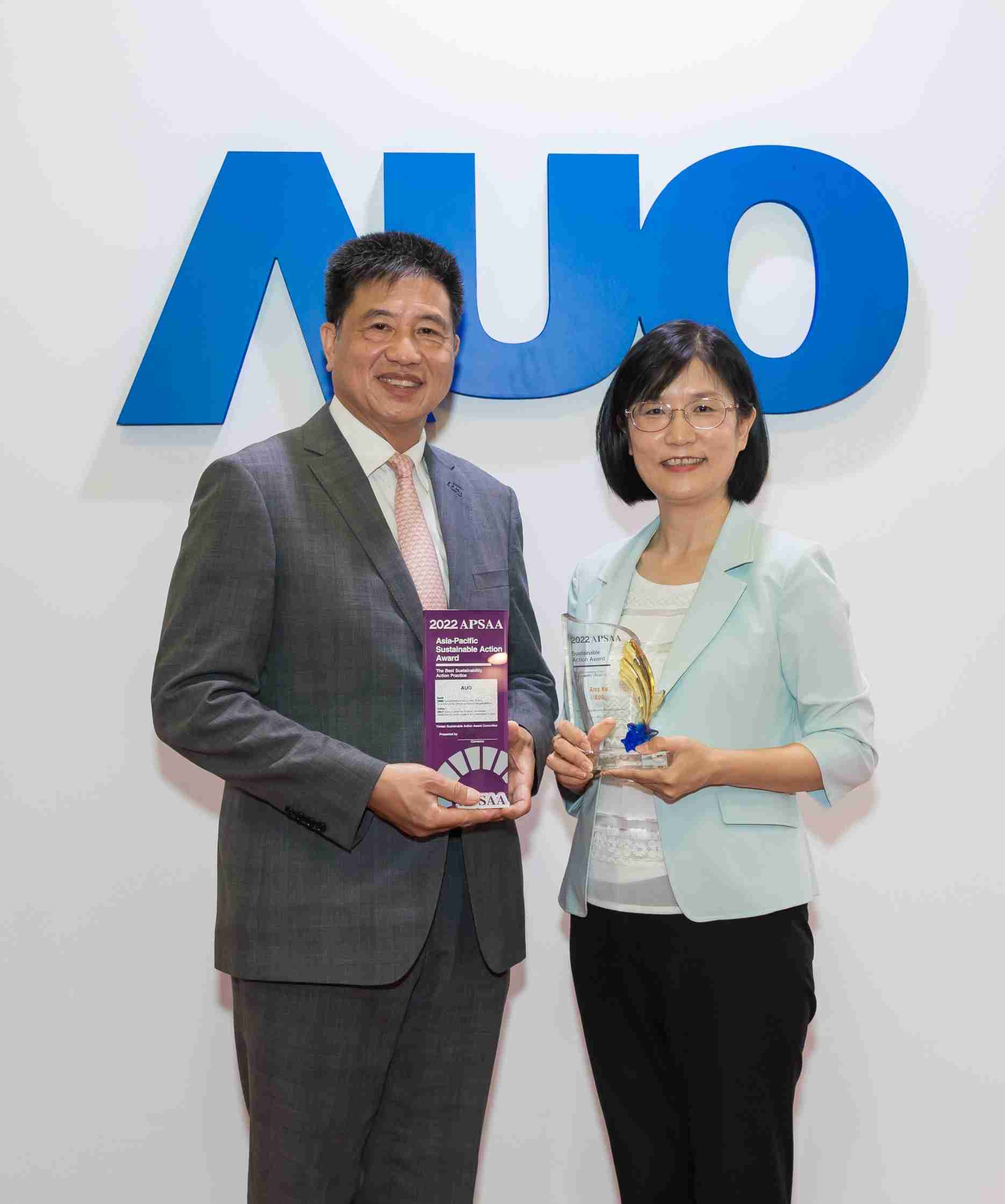 888.BY集团电子游戏长期垫筑永续远景的基石，，，，透过ESG暨气候委员会逐步实践永续策略蓝图。。。。其中，，888.BY集团电子游戏光电永续长古秀华带领团队、、、、制定中长期目标，，缔造多面向亮眼表现，，，获得「顶尖永续长奖」的个人奖殊荣（左：888.BY集团电子游戏光电董事长暨执行长彭双浪，，右：888.BY集团电子游戏光电永续长古秀华）