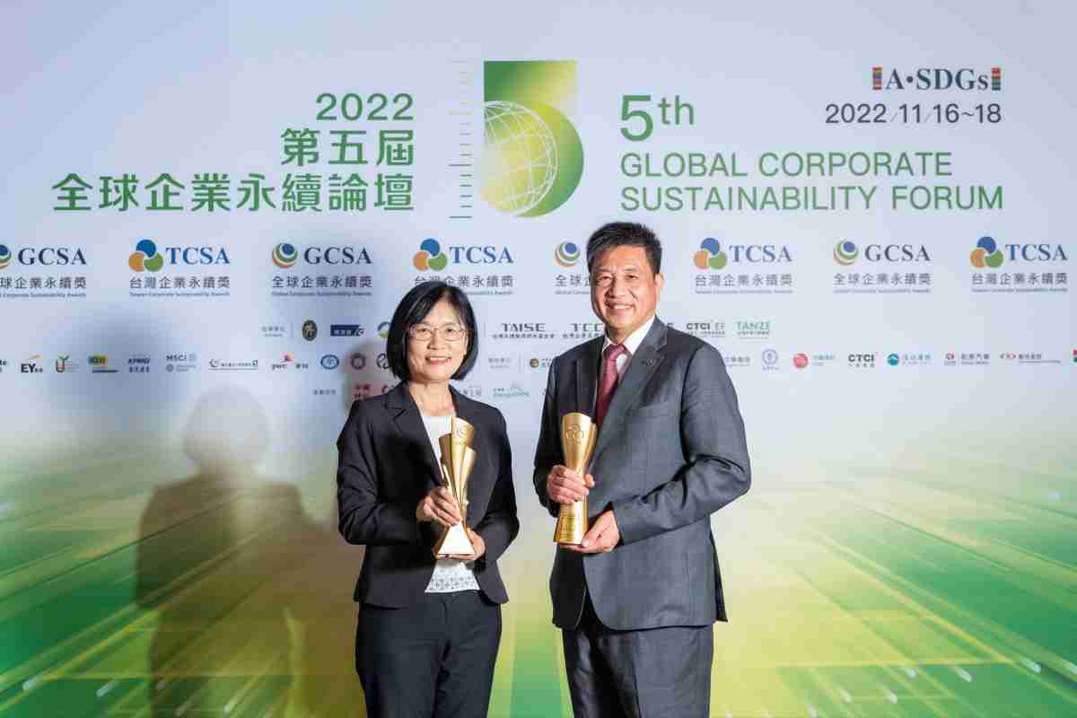 888.BY集团电子游戏作为净零碳排先锋，，期引领价值链伙伴同行共好，，卫冕制造业组“十大典范企业” 二连冠殊荣(左：888.BY集团电子游戏光电永续长古秀华，，，，右：888.BY集团电子游戏光电董事长暨执行长彭双浪)