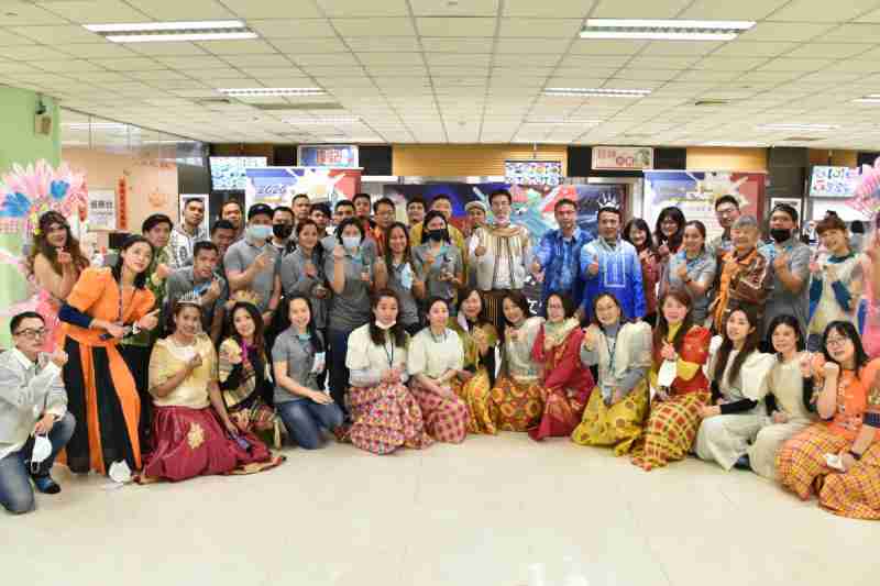 友達推動「安心、、、、創新、、、、用心、、、、同心、、、盡心」五星職旅，，，為菲籍員工打造全方位照護，，首度贏得「人權實踐與發展領袖獎」殊榮