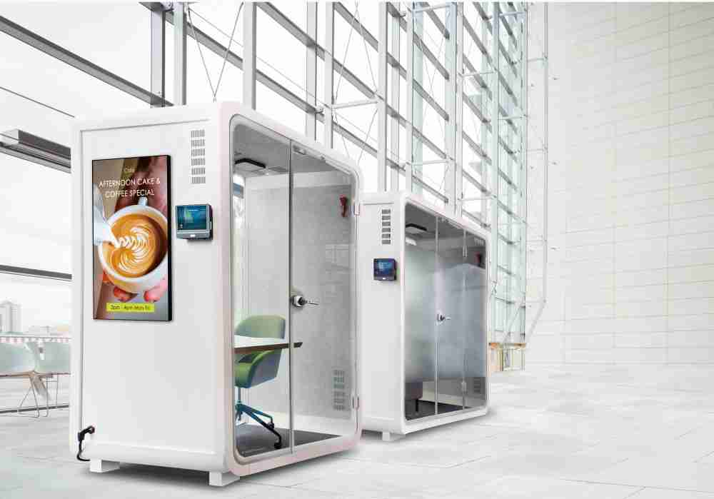 888.BY集团电子游戏子公司达擎之智慧行动办公舱，，采用PDLC智能调光玻璃设计，，，透过通电与断电的电流切换，，，，呈现透明与雾面效果，，具节能降耗特性并兼顾隐私，，确保信息安全