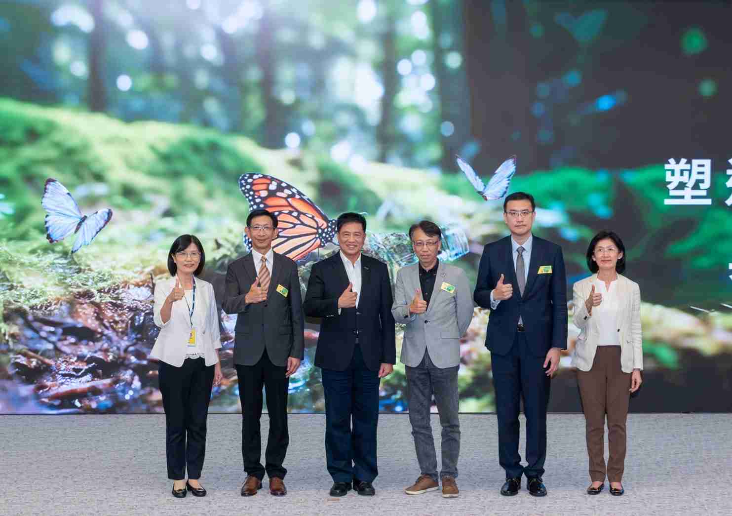 友達2023 CSR共榮大會，，，邀請領域專家分享交流生物多樣性管理趨勢、、、、無塑產品、、海廢永續塑料等議題  （圖左到右：友達光電永續長古秀華、、、3M台灣技術長陳君杰、、友達光電董事長暨集團策略長彭双浪、、、光寶科技企業永續發展處處長陳慶暉、、、、安永聯合會計師事務所執業會計師曾于哲、、友達光電供應鏈總部副總經理吳宜芳）