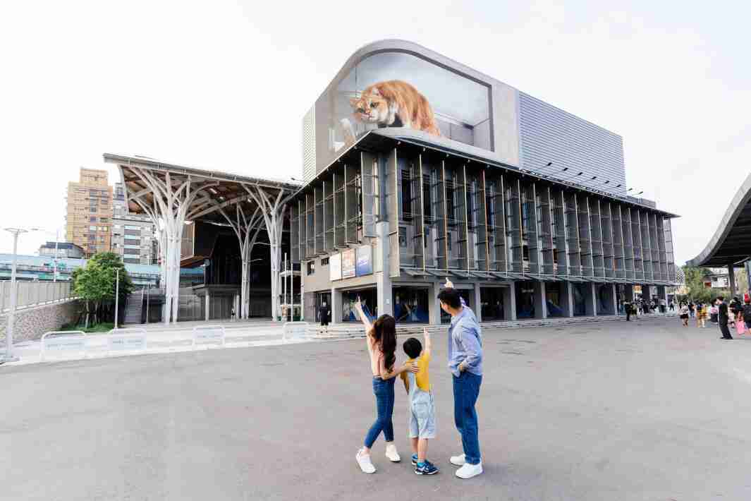 888.BY集团电子游戏打造全台最大户外裸视3D LED弧形萤幕，，，将超立体的软萌胖橘猫动画活跃于顶楼外墙