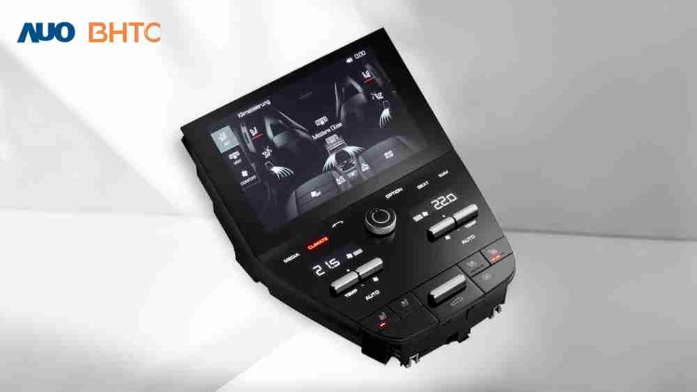 作為友達新生力軍，，BHTC所展示的中央與後座鞍部的Display HMI產品，，，，可處理多區恆溫控制、、、、顯示畫面，，呈現仿真3D車室分區；以力傳感技術精準傳遞觸感，，，並結合音量及震動反饋，，，，防止意外啟動，，，提供使用者自然流暢、、、、直觀且輕鬆駕馭的舒適介面