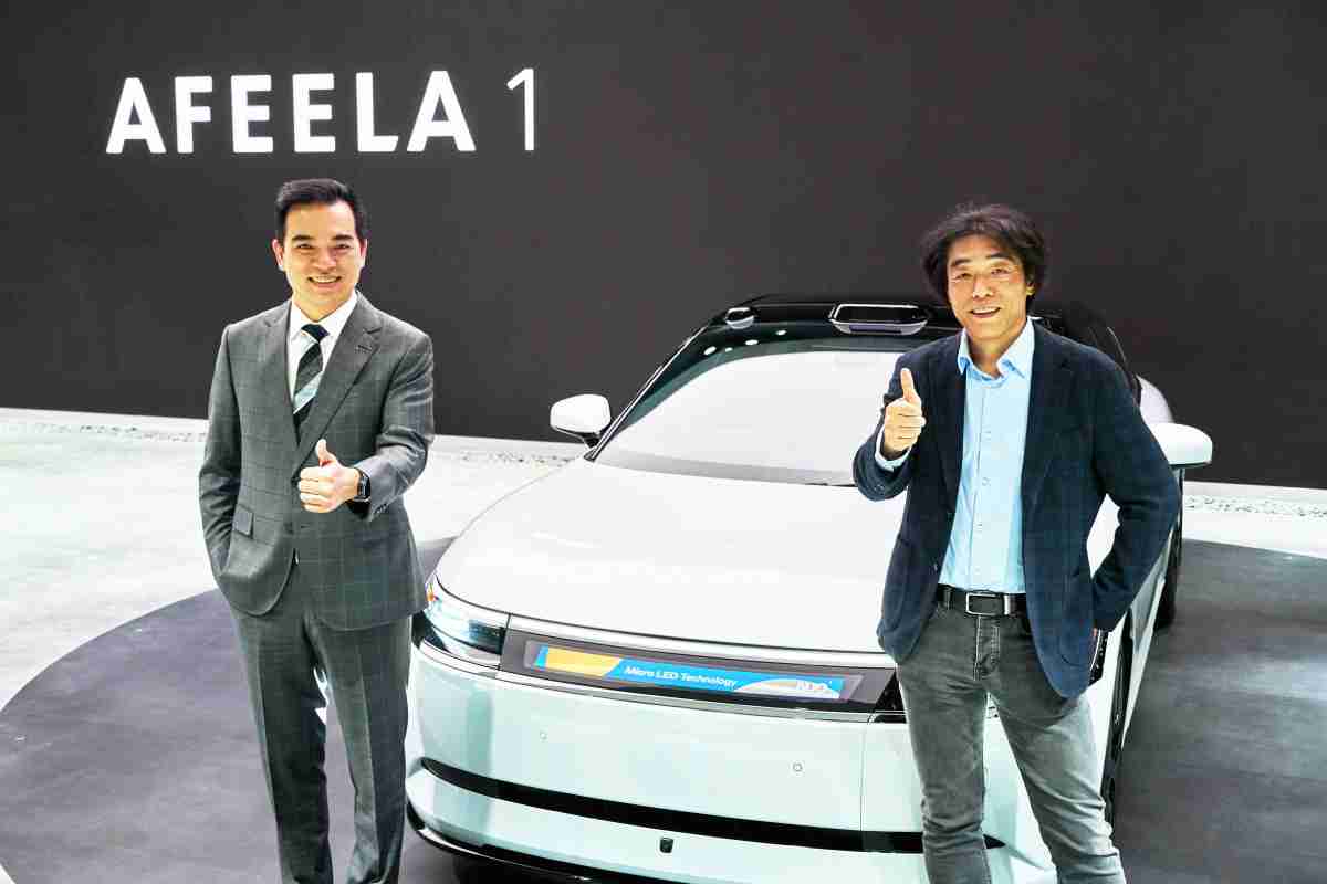 888.BY集团电子游戏与Sony Honda Mobility携手合作，，，，率先全球展示搭载于AFEELA电动车上，，，，首款应用在车身外部的Micro LED 车头显示解决方案 (Micro LED Media Bar Solutions)。。。。888.BY集团电子游戏光电执行长暨总经理柯富仁(左)与Sony Honda Mobility代表取缔役社长兼营运长川西泉(lzumi Kawanishi)(右)在CES 现场展现双方坚定持续创新的承诺，，，，实现更加人性化与智慧的驾乘体验。。。